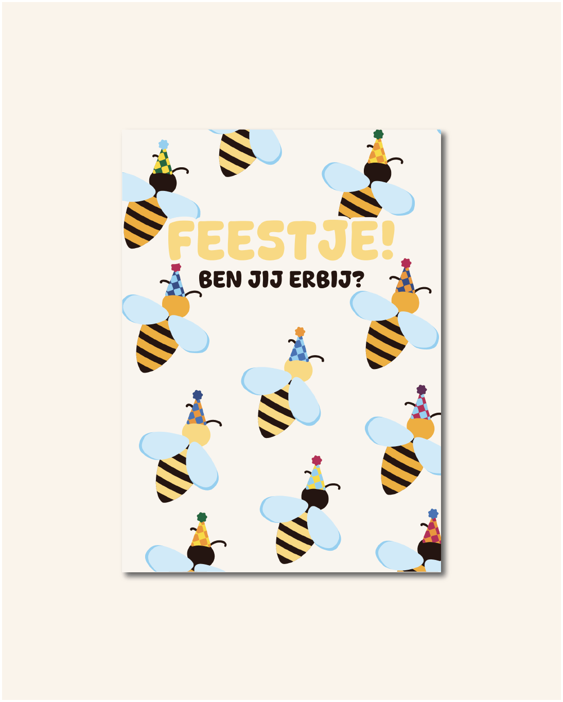Gele uitnodigingen met bijen en de tekst “Ben je erBIJ?”. Set van 10 zonder envelop. Dubbelzijdig bedrukt, vrolijk ontwerp van Studio Bloos. Perfect voor kinderfeestjes.