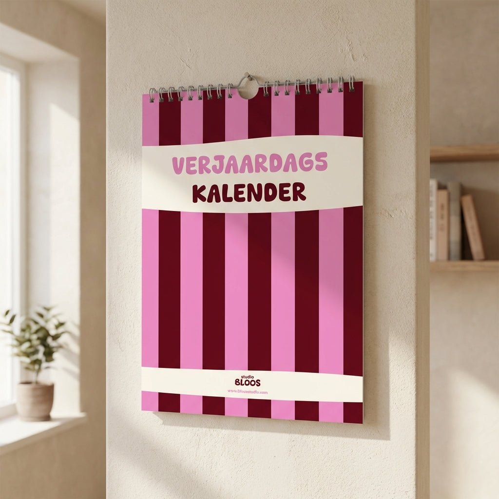 verjaardagkalender aan de muur in een zonnige kamer
