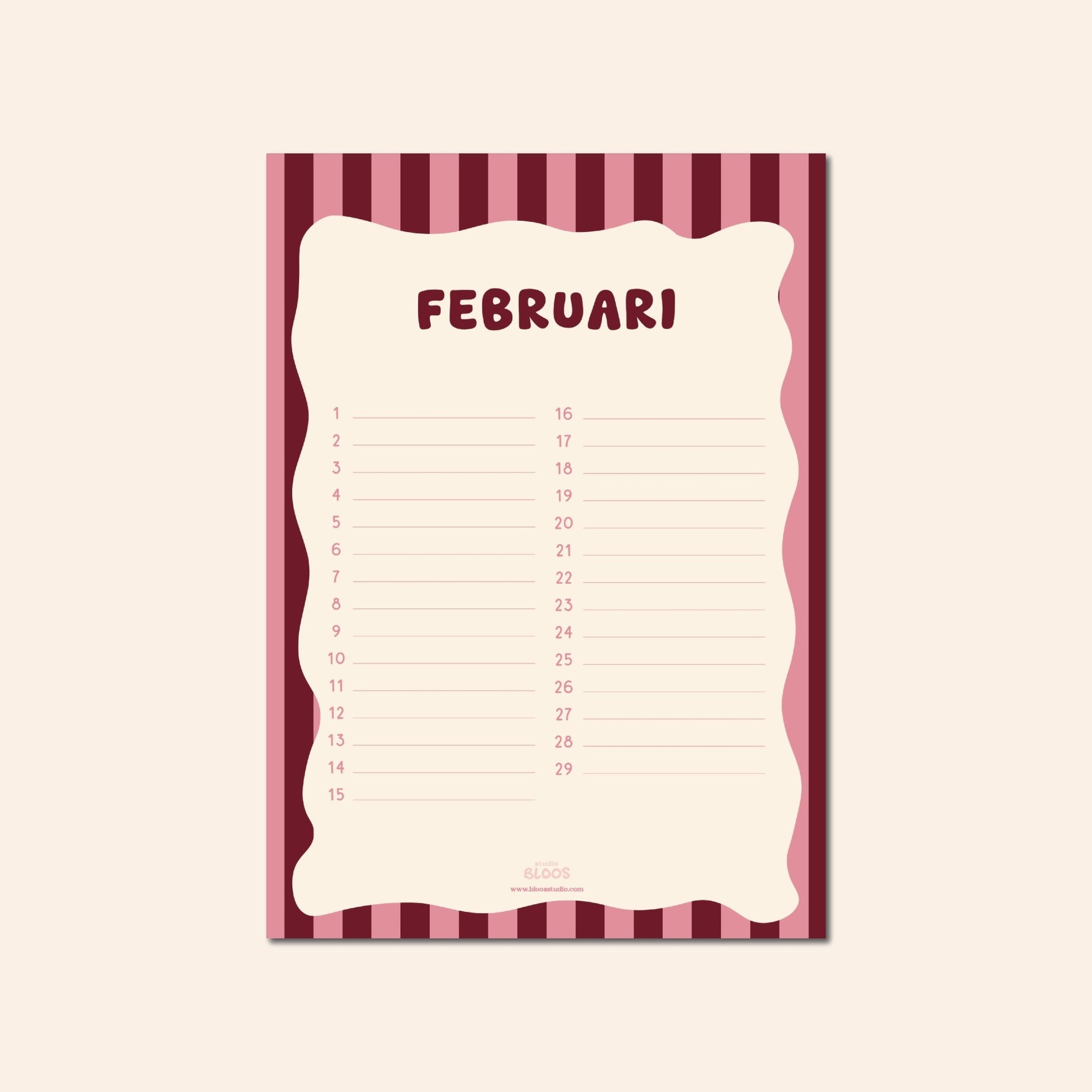 "Verjaardagskalender met donkerrood en roze strepen van Studio Bloos – stoere en schattige kalender om verjaardagen overzichtelijk bij te houden, perfect voor keuken, woonkamer of kantoor."