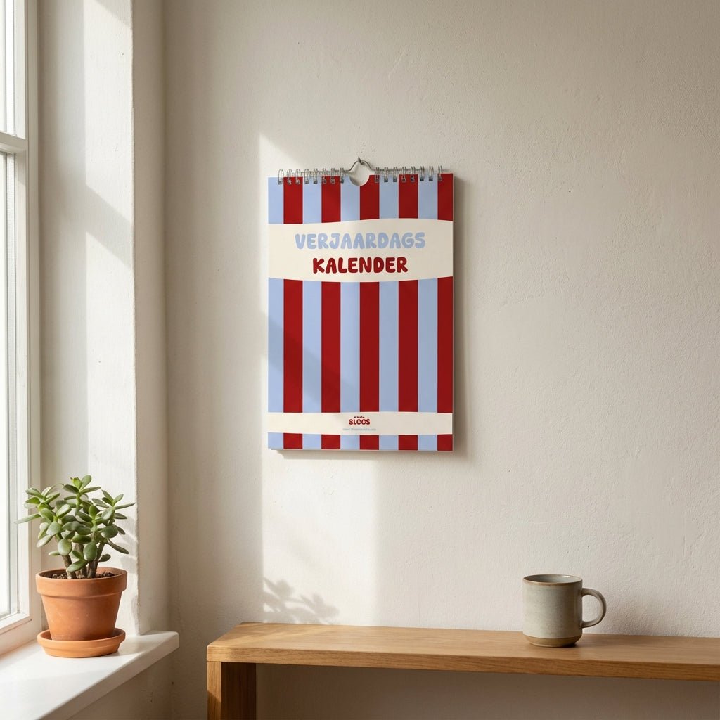 verjaardagskalender rood wit blauw aan de muur met zon lichtinval