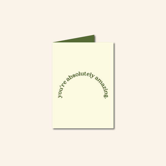 Minimalistische witte wenskaart met de tekst ‘You're absolutely amazing’ in een gebogen lijn – motiverende kaart van Studio Bloos.
